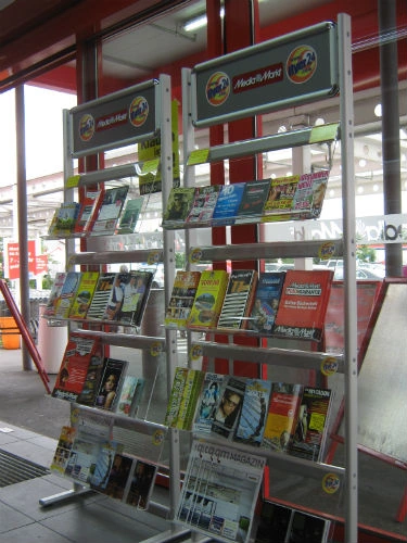 Archivfoto von zwei Flyer24-Displays mit Flyern im MediaMarkt